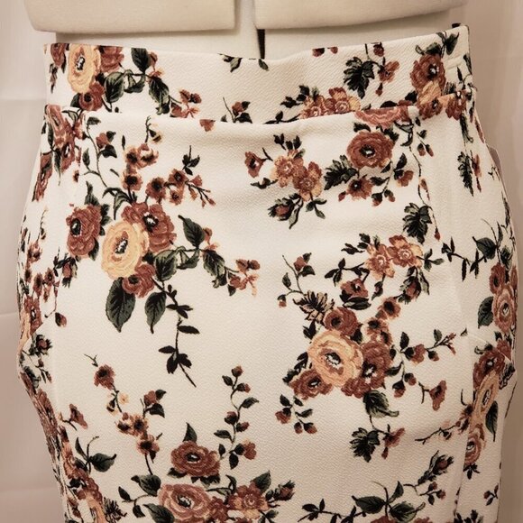 Ultra Teeze Floral Print Fitted Skirt. Size 2X - Picture 3 of 6